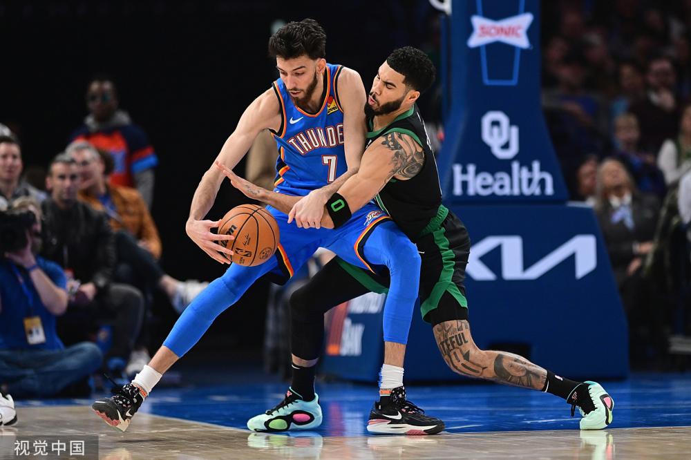 年轻人踏上 年轻人踏上